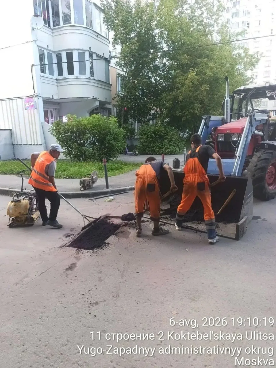 Локальный ремонт асфальта вчера проводил Жилищник во дворах на Коктебельской и Грина.