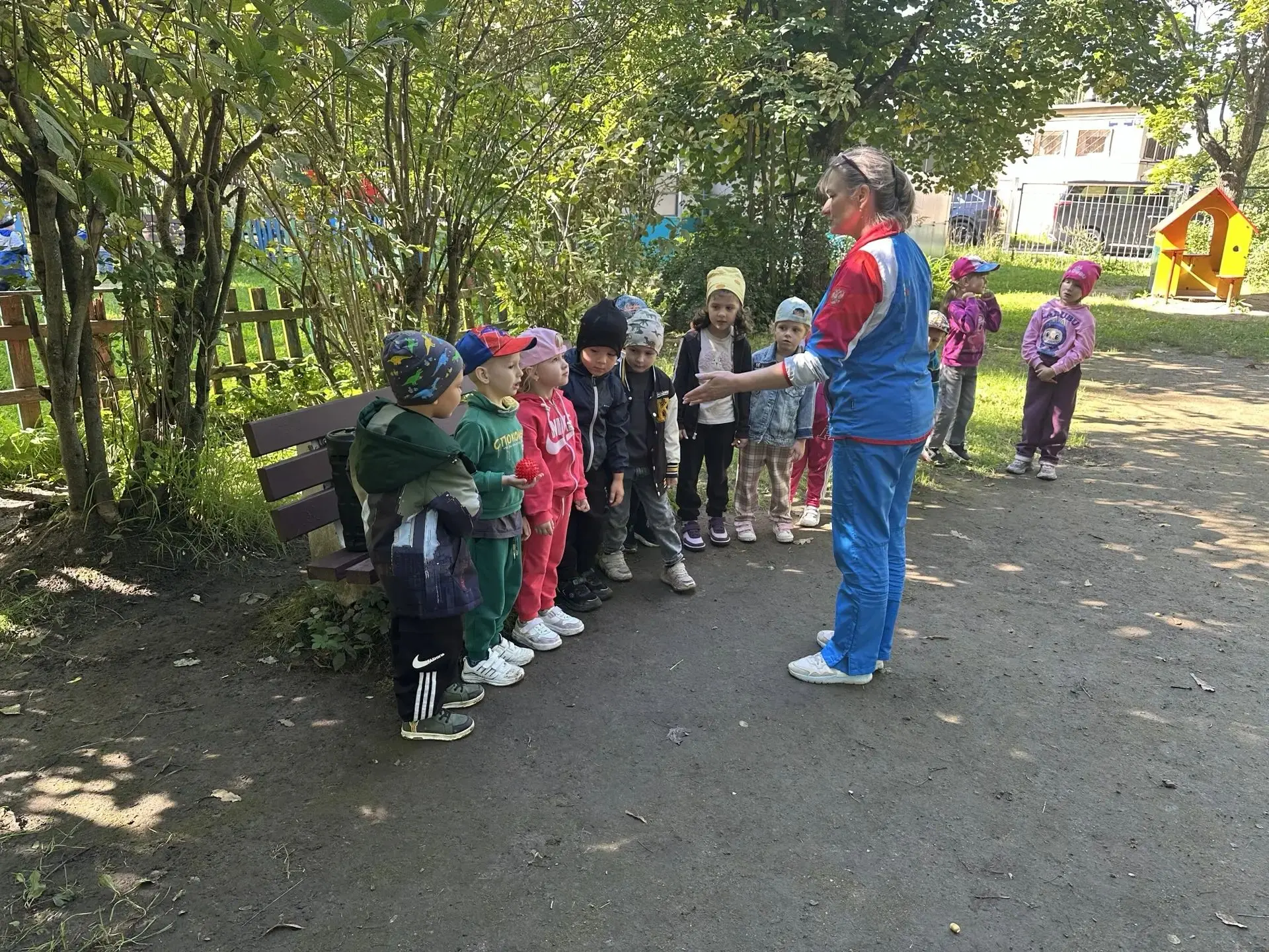 Сегодня в средней группе состоялось физкультурное занятие на свежем воздухе под руковод...