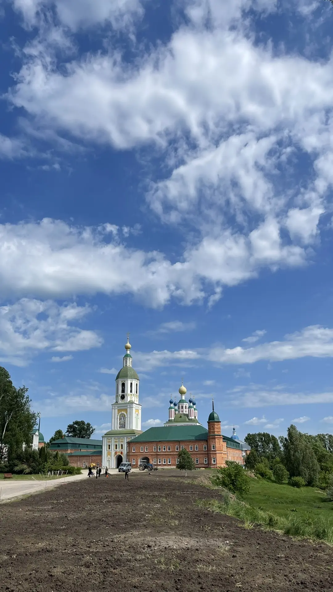 Сегодня побывали в Санаксарах, после службы батюшка провёл экскурсию, как по-новому мон...