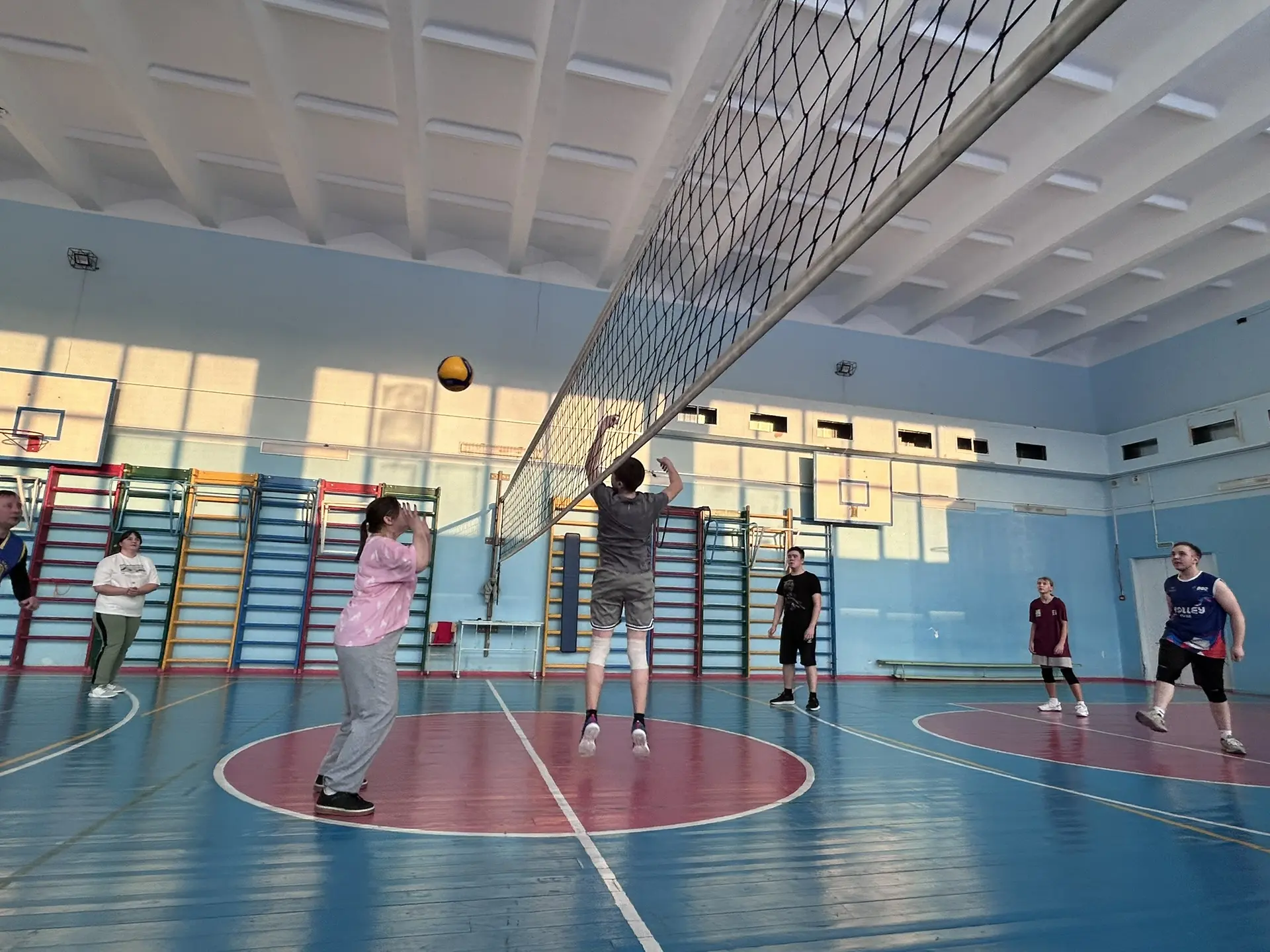 🏐 Товарищеский волейбольный матч в честь Дня памяти  В нашей школе прошёл товарищеский матч по волей