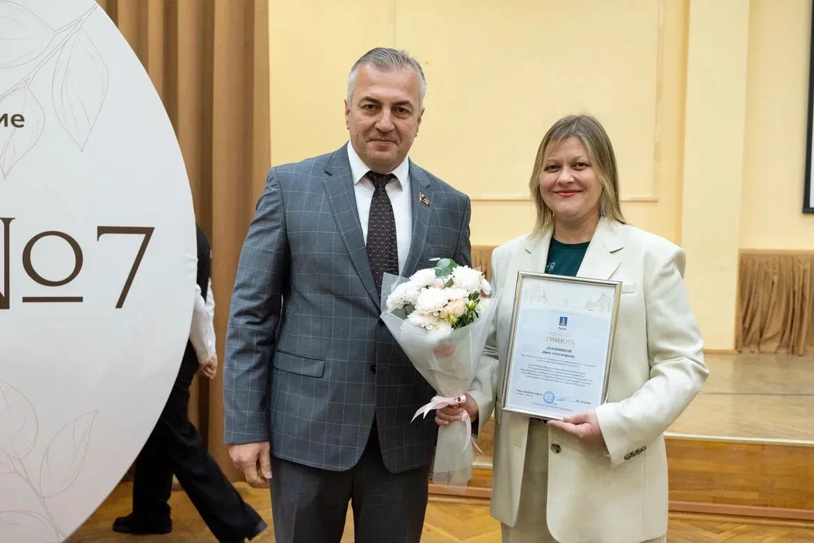 Поздравил коллектив школы №7 Реутова с Днём учителя