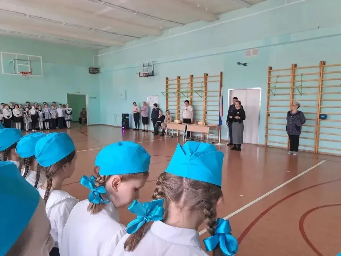 🎶🌟 Вчера в нашей школе прошел смотр-конкурс «Строевой песни» в честь Дня Победы, и эт...