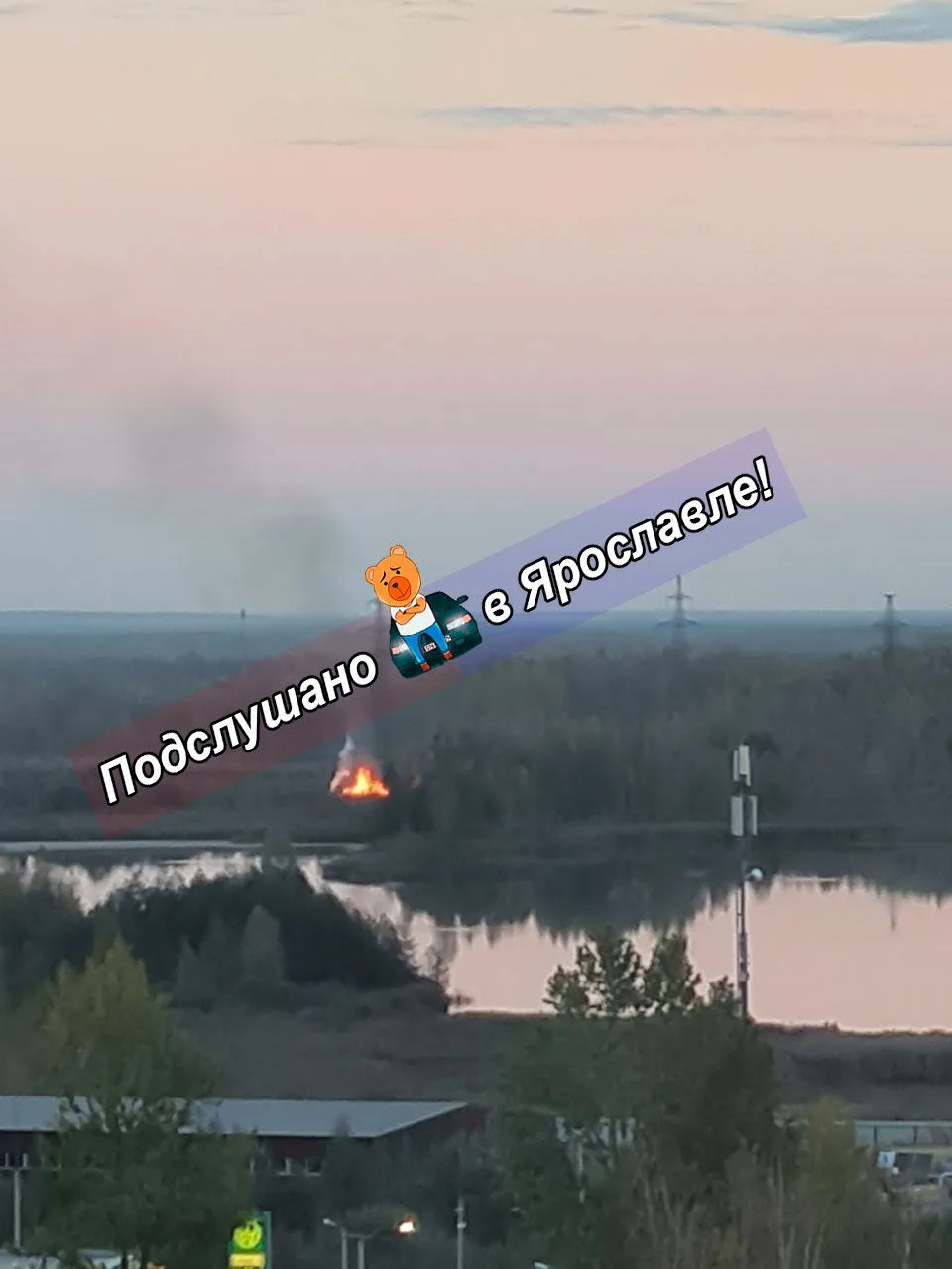 За Волгой что-то горит. Это недалеко от проспекта Машиностроителей. У озера Мостецкое.