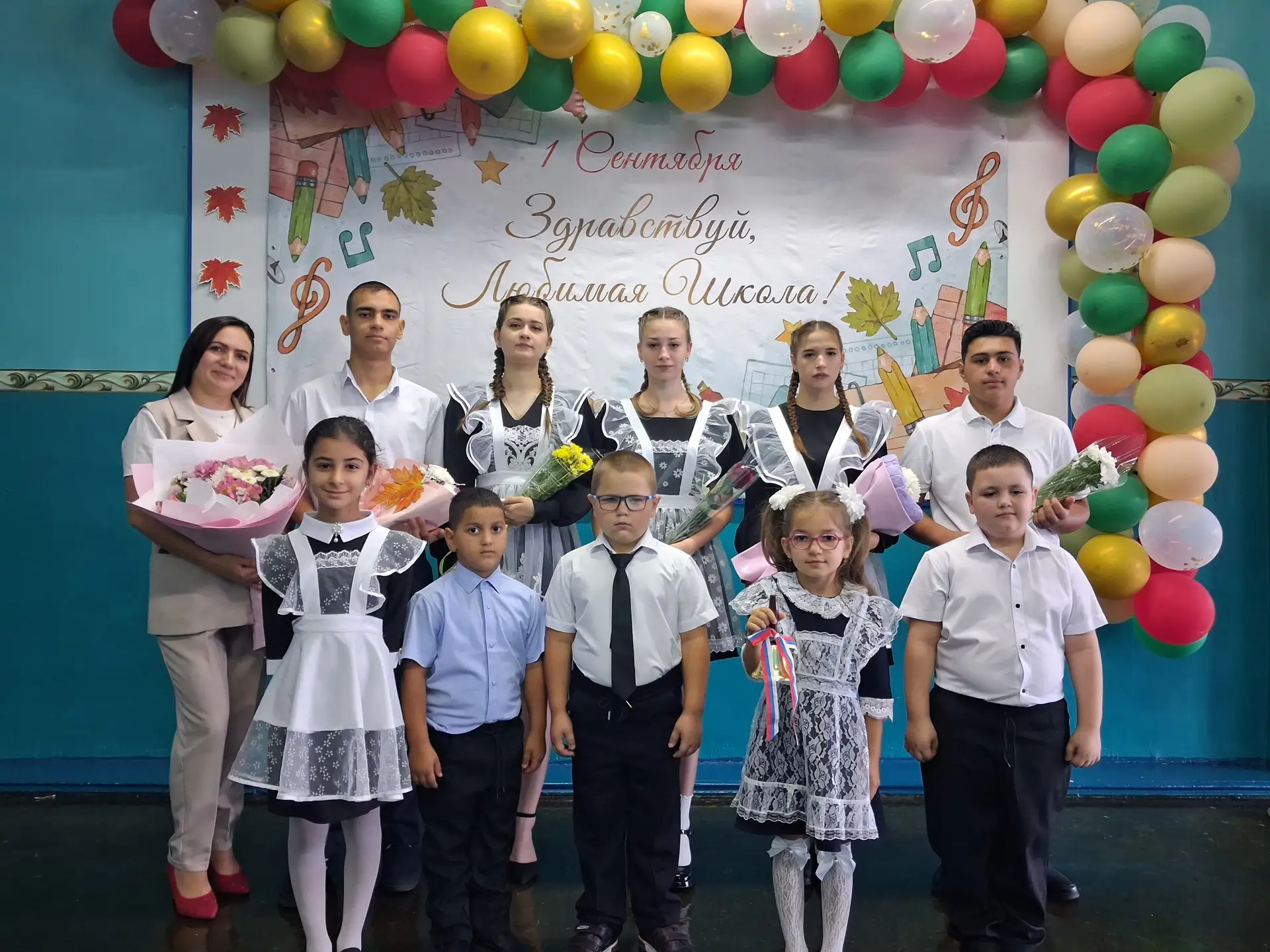 День знаний – символ начала учебного года, радость учеников, которые вновь встретились ...
