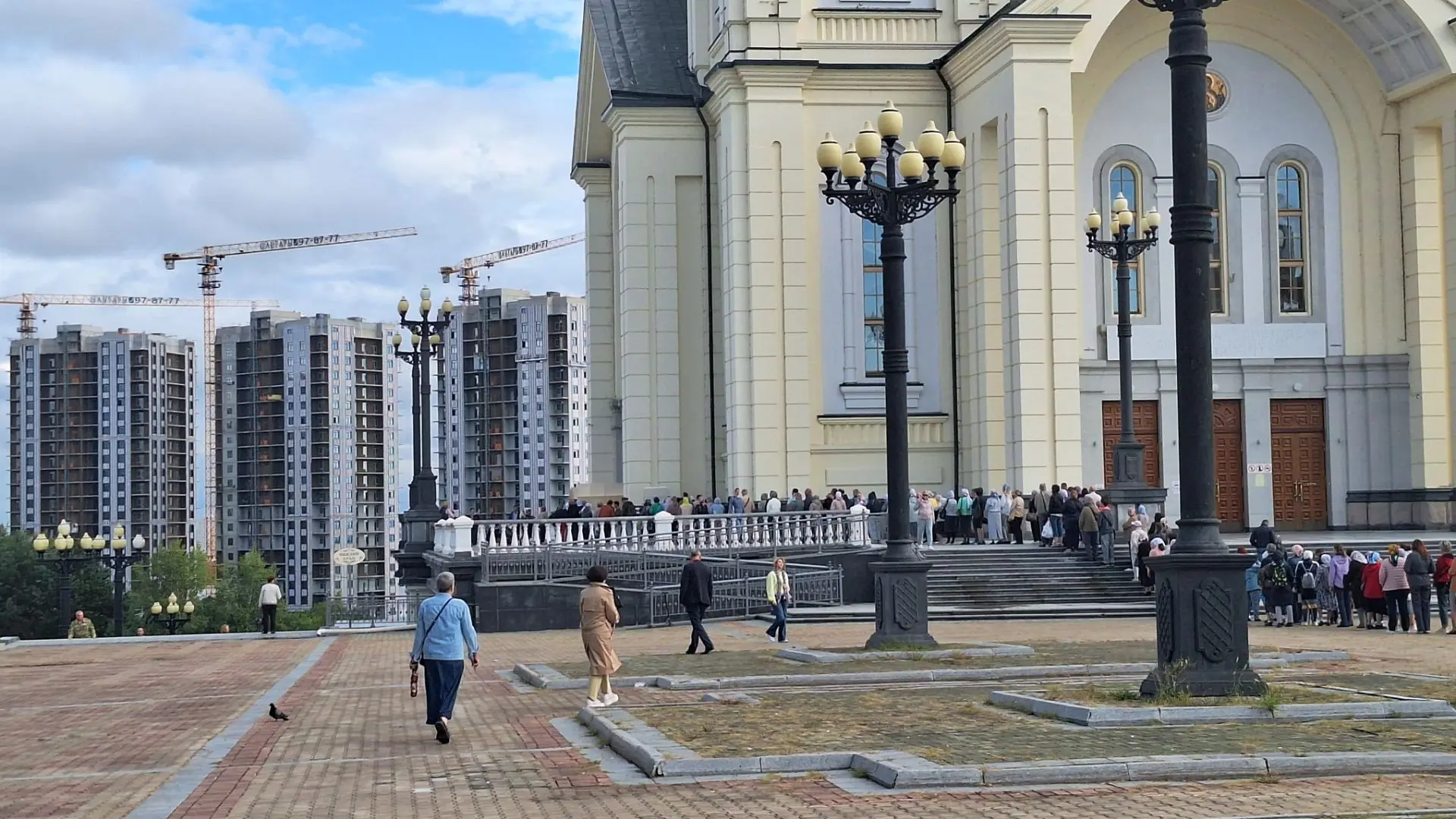 Второй день хабаровчане приходят в Спасо-Преображенский собор приложиться к мощам святи...