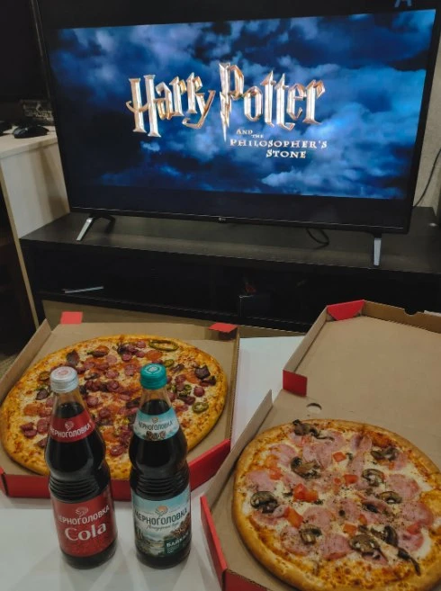 Фильм выбран, плед найден, осталось главное — пицца 🍕🎬