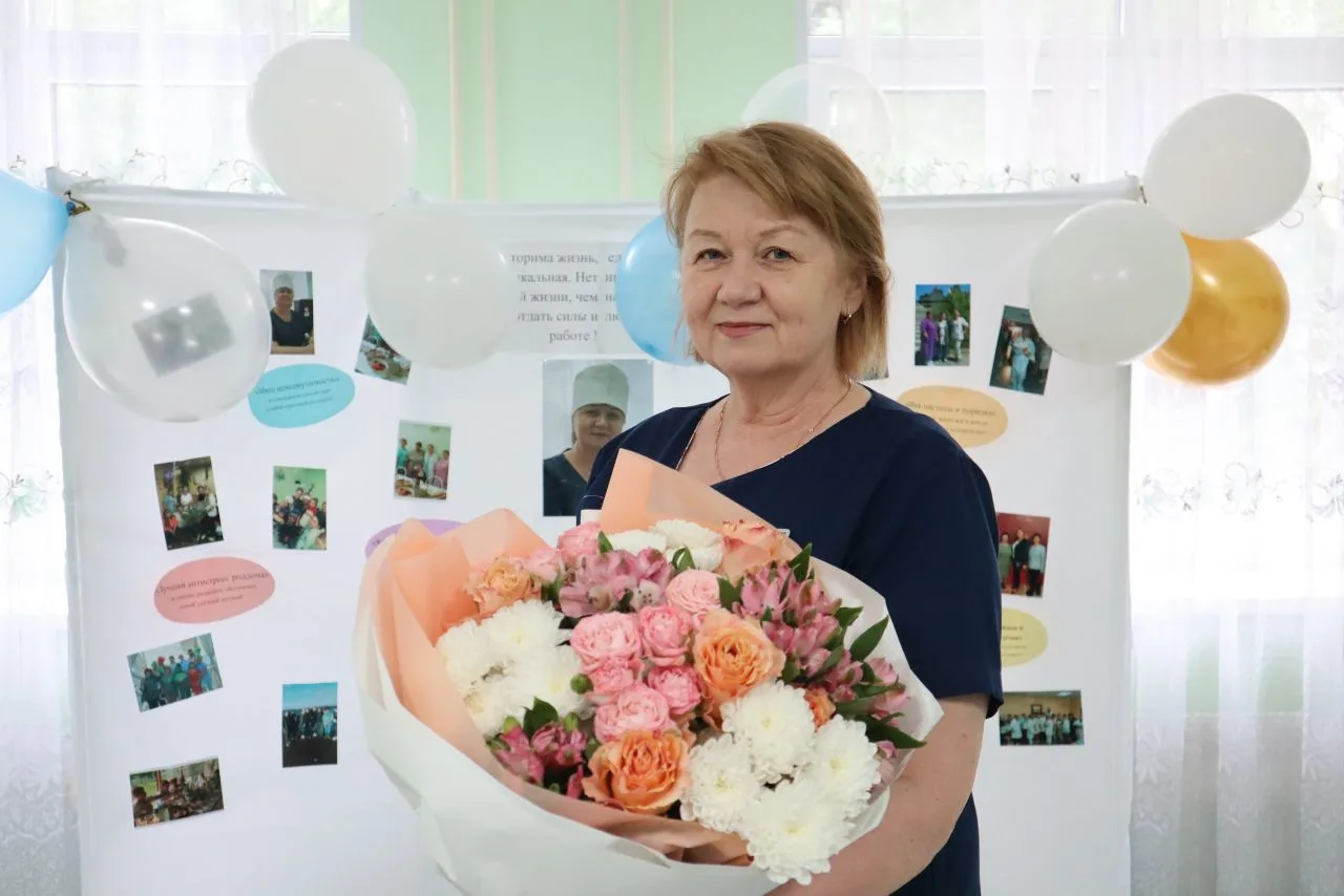 👩🏼‍⚕Честь и признание: в АФО поздравили старшую акушерку

В акушерско-физиологическом отделении пр