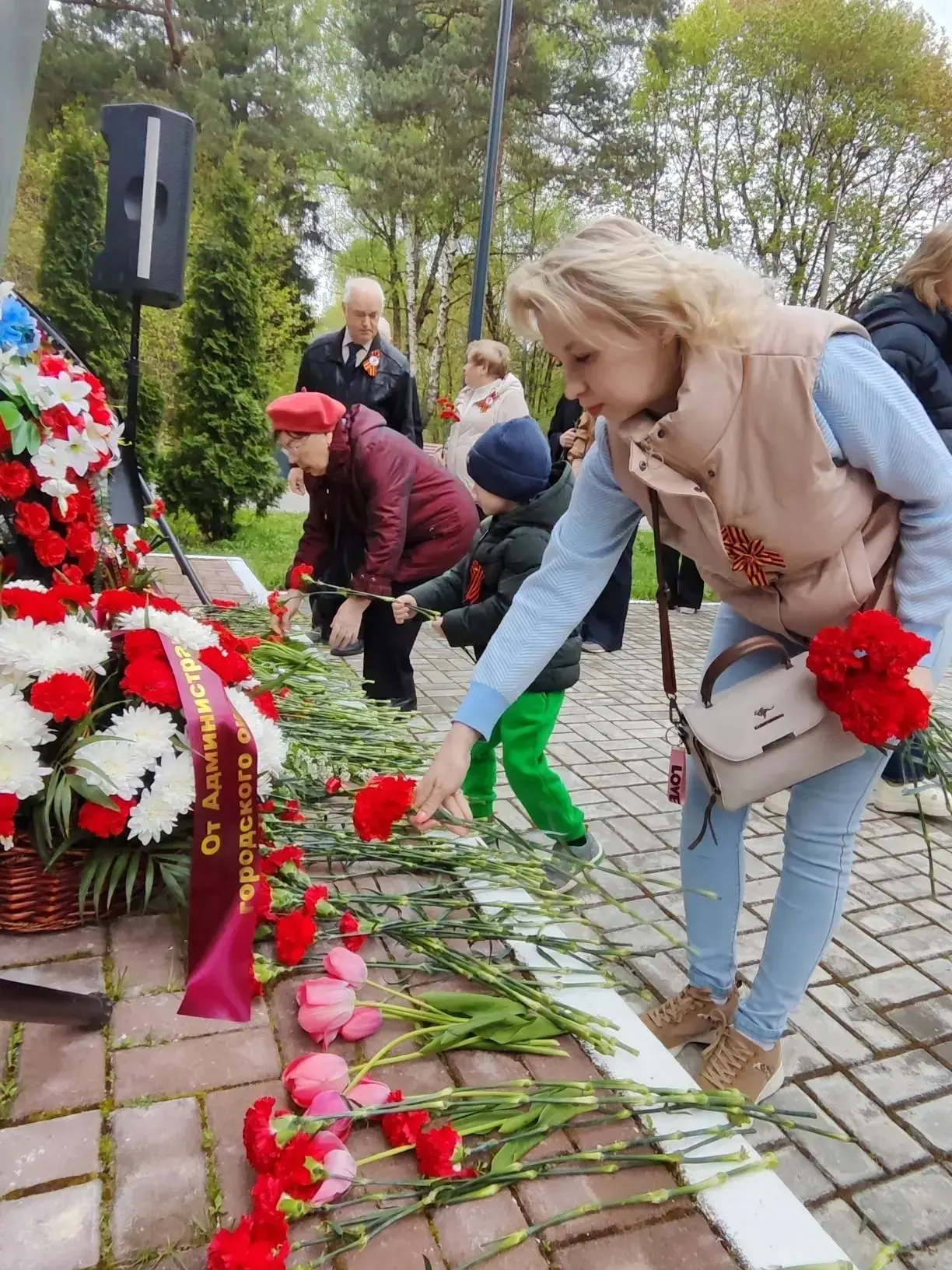 В честь 81-й годовщины Победы в Великой Отечественной войне на площади у монумента «Скорбящая мать» 
