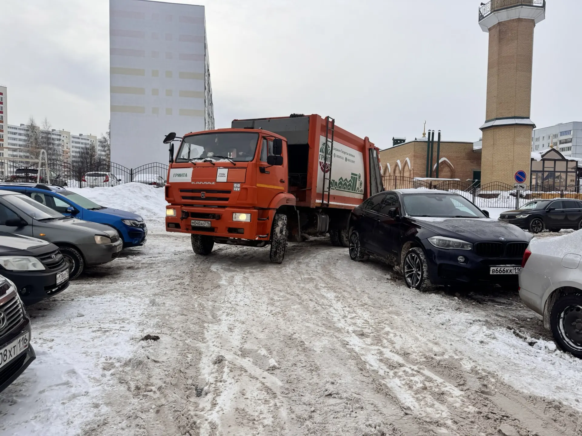 Уважаемые жители! Мы прекрасно вас понимаем, что хочется припарковать автомобиль ближе к месту прожи
