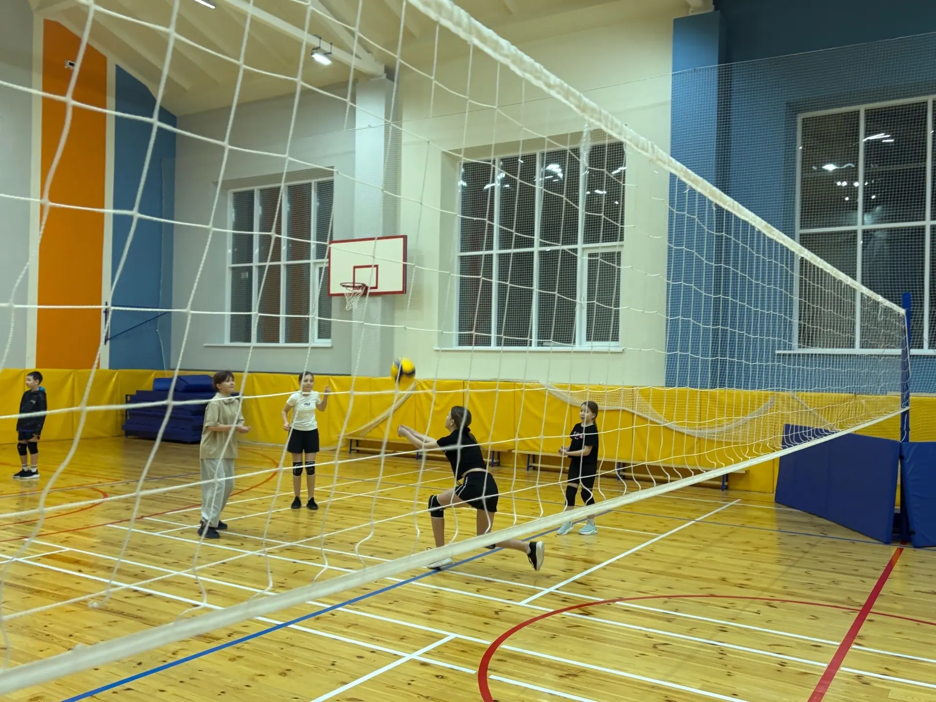 «Подарок к Новому году»: В школе №32 подвели итоги волейбольного турнира 🏐  15 января 2026 года в сп