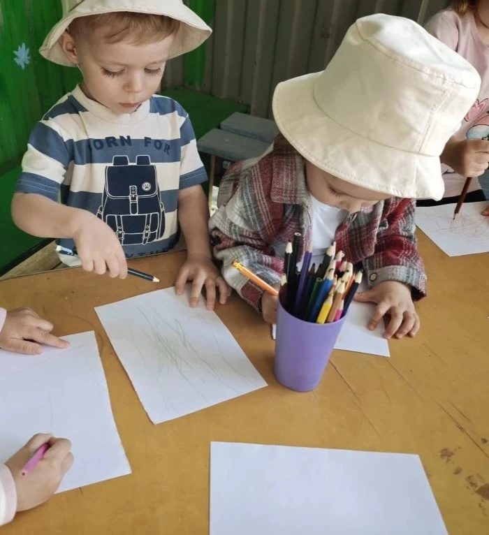 🎨 Юные художники на летнем пленэре! ☀️

Летний ветерок, тёплое солнышко и... чистый лист бумаги! Се