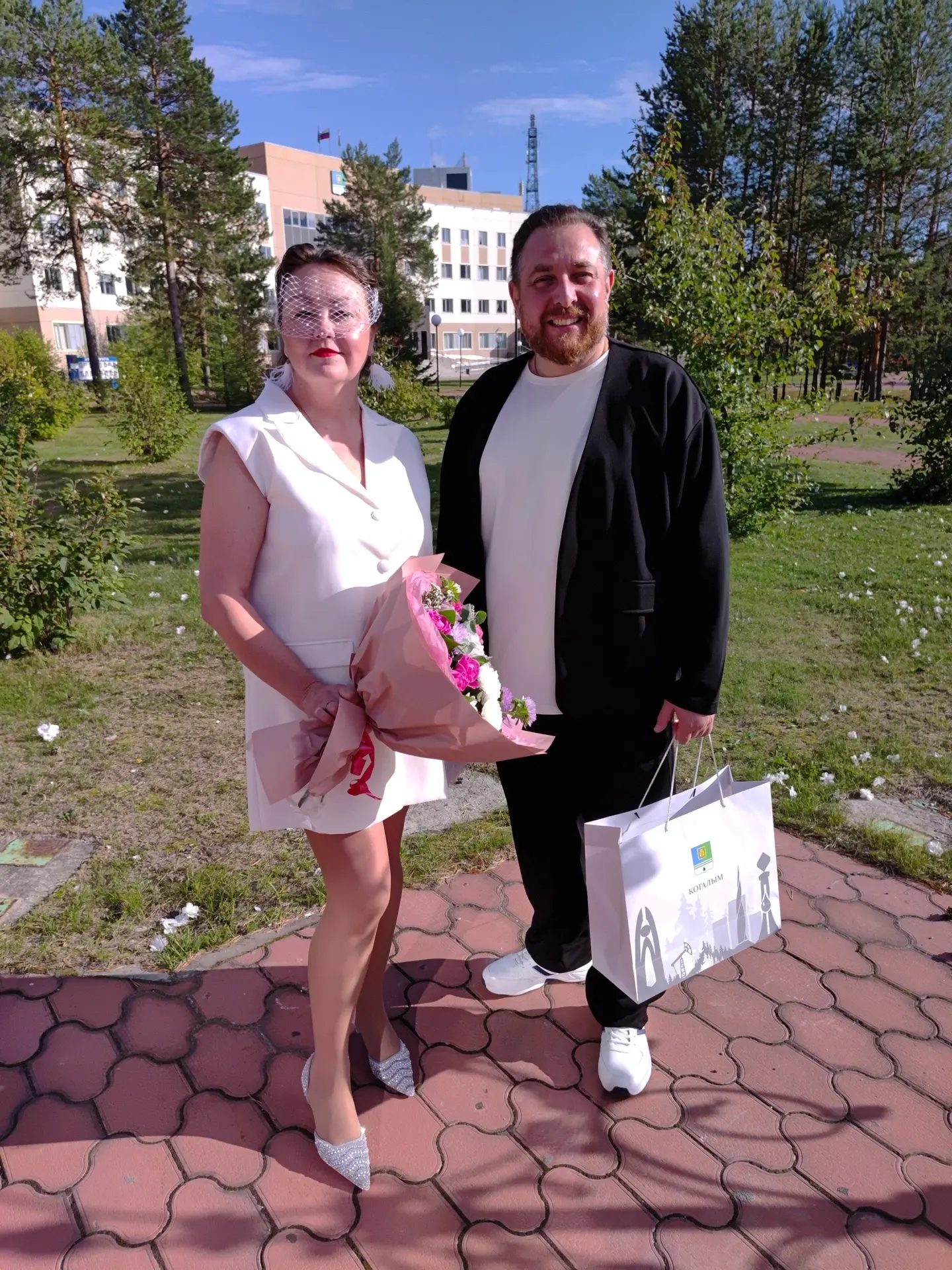 В стенах ЗАГСа торжественно поздравили серебряных юбиляров семейной жизни - супругов Ал...