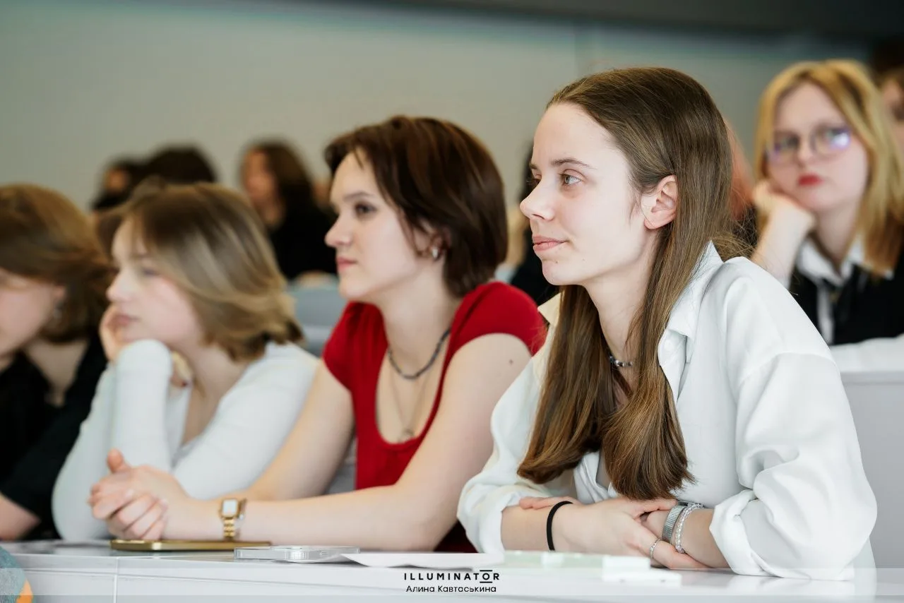 📣Вчера, 25-го февраля, ученицы 7-х и 9-х классов посетили "Международный день родного языка", органи