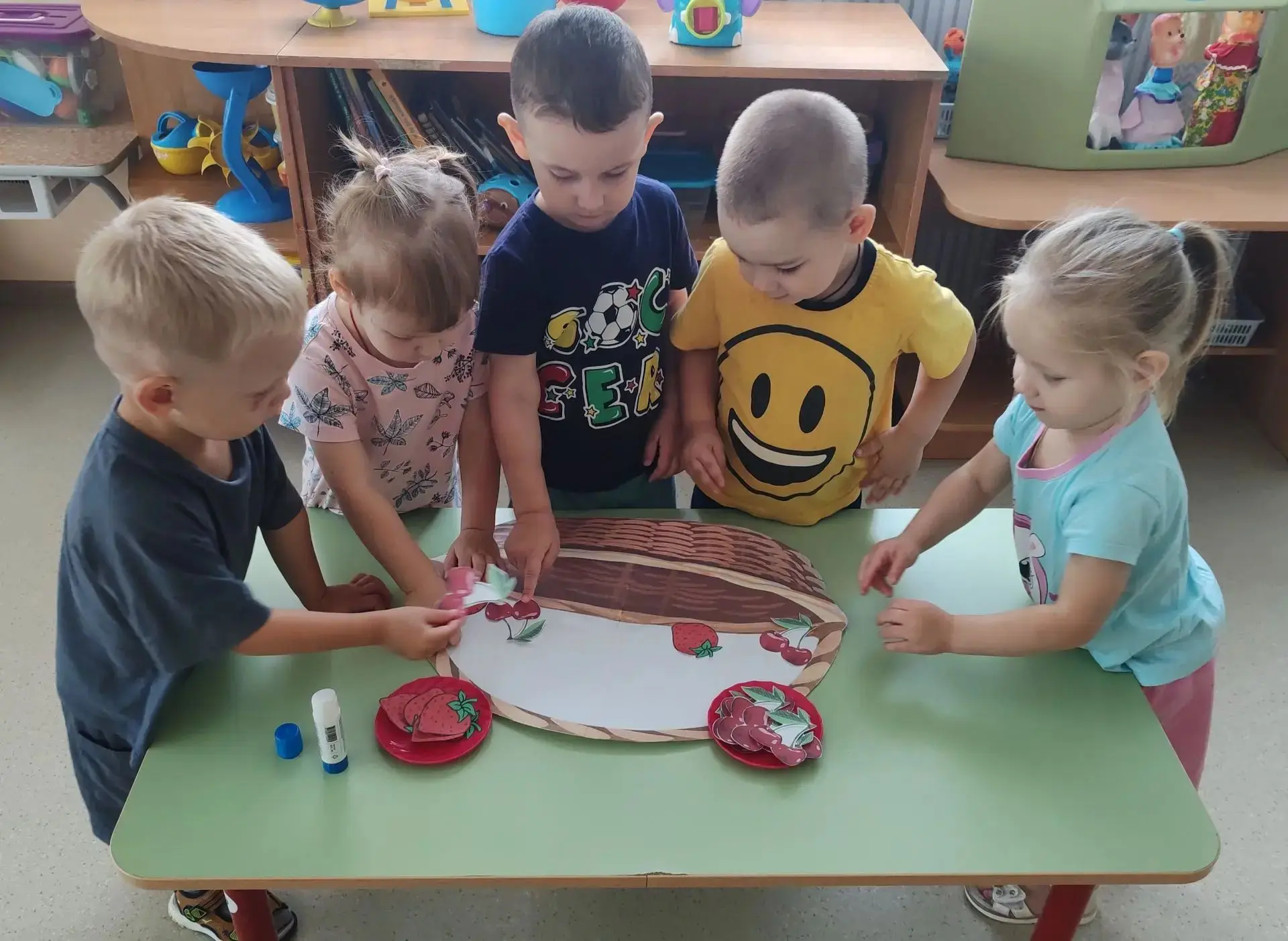 Наполняет летом сад