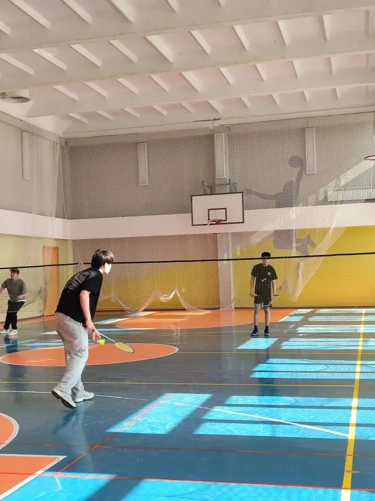 🏸Наши спортсмены приняли участие в соревнованиях по бадминтону, которые прошли в школе...