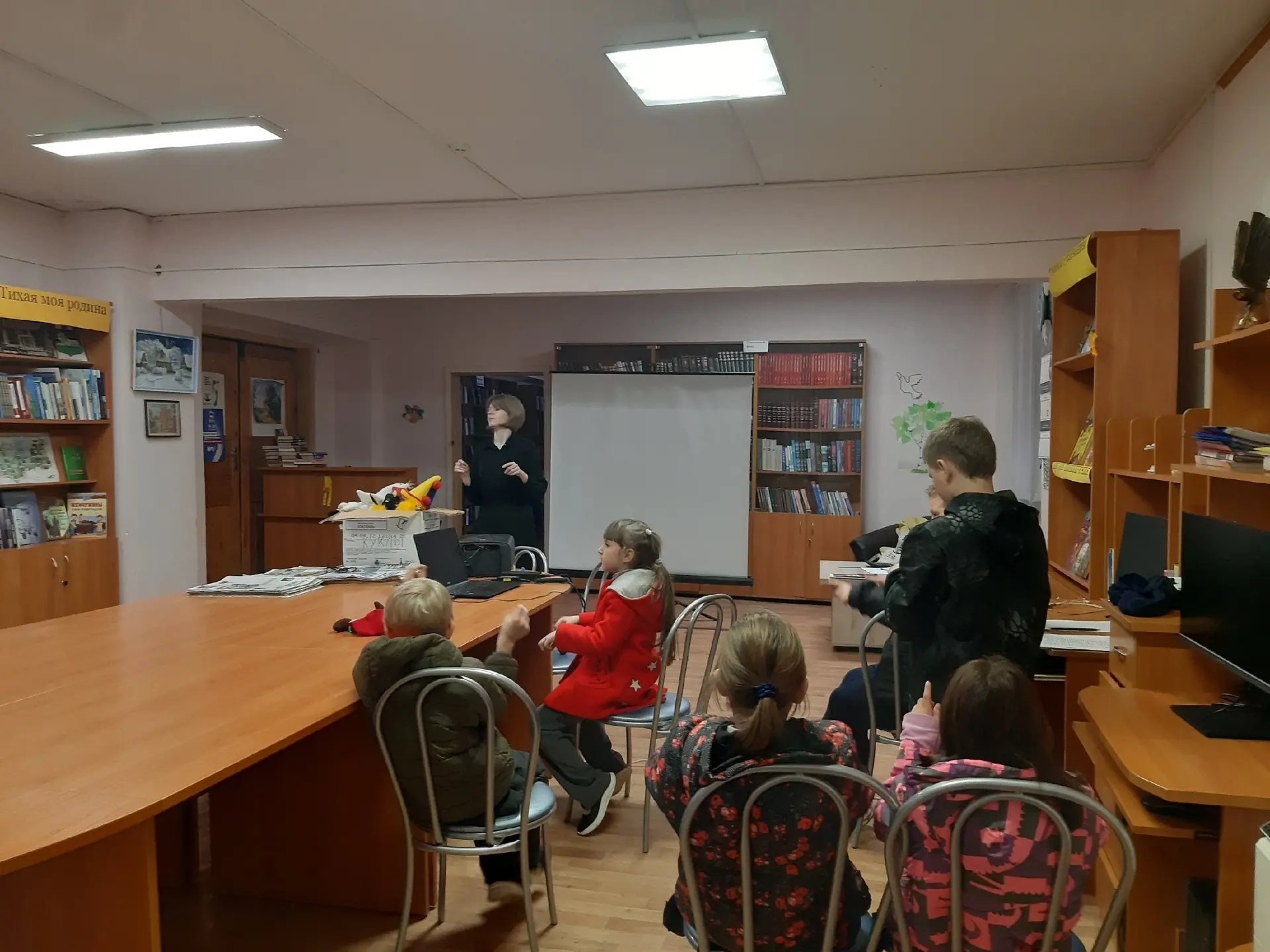 Сегодня состоялось знакомство с миром театра кукол. Дети узнали какие виды кукол бывают...