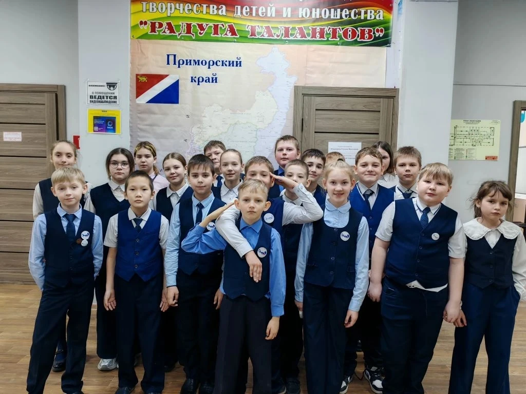 🎉 ТВОРЧЕСТВО НА ВЫСТАВКЕ ПРИКЛАДНОГО ИСКУССТВА   ✨ Недавно 4 «Б» класс совершил незабываемое путешес