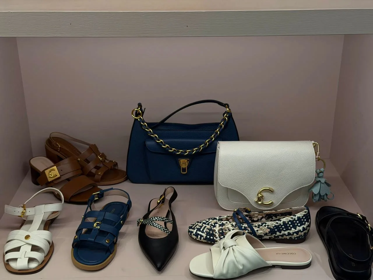 Счастливые обладательницы 37 размера ноги - вам в COCCINELLE! 👡

Специально для Золушек в бутике Co