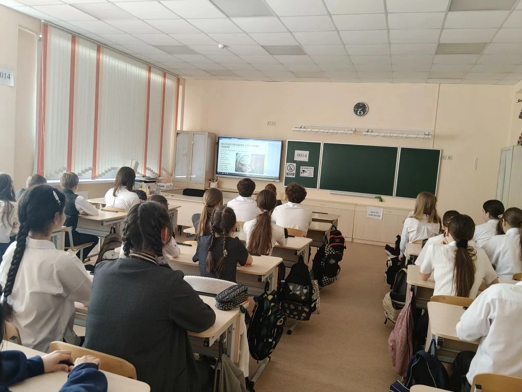 В МАОУ СОШ №19 им. Героя России С.А. Наточего прошел классный час на тему: "Профилактика жестокого о