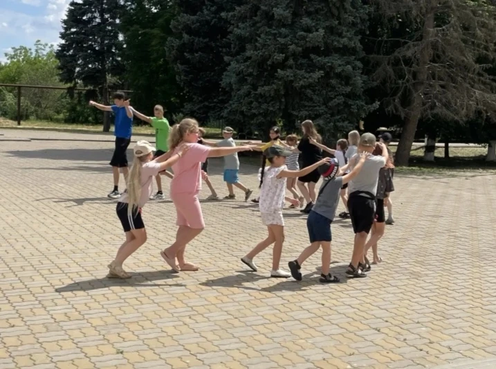 24 июня день в лагере,, Элис,, был посвящен здоровью, хорошему настроению и дружбе. Ребята посетили 