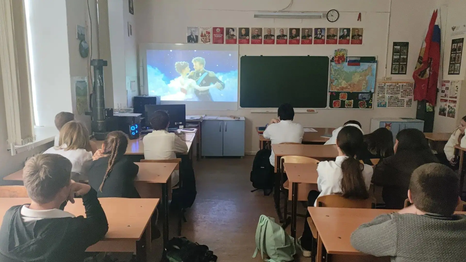 Есть традиция, которая заряжает всю нашу школьную семью на неделю вперёд, — начинать её...
