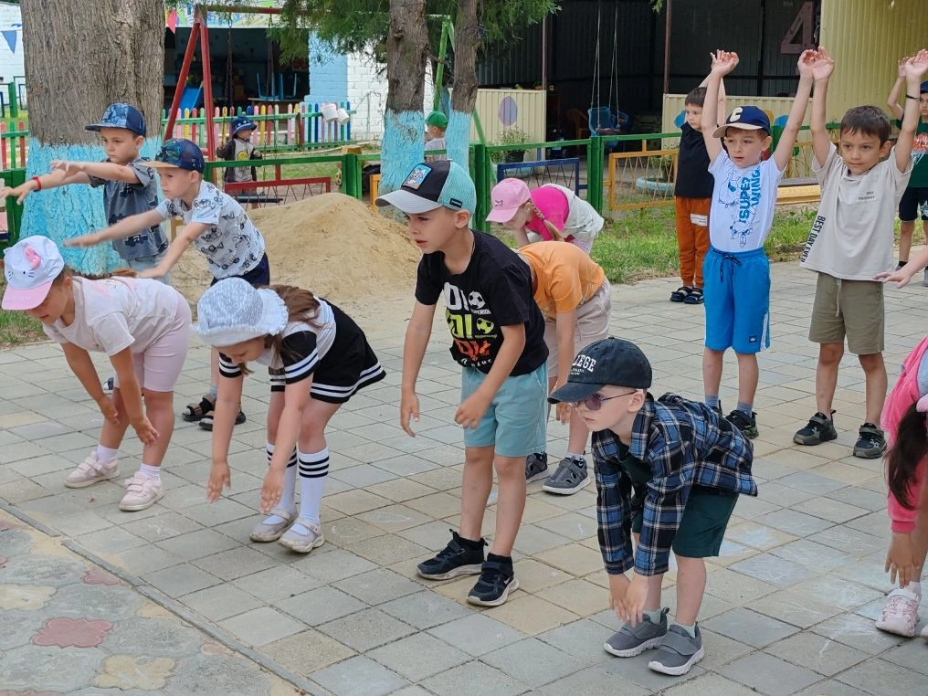 Каждое утро в нашем детском саду начинается одинаково 🎉🎉с веселой и энергичной зарядки!