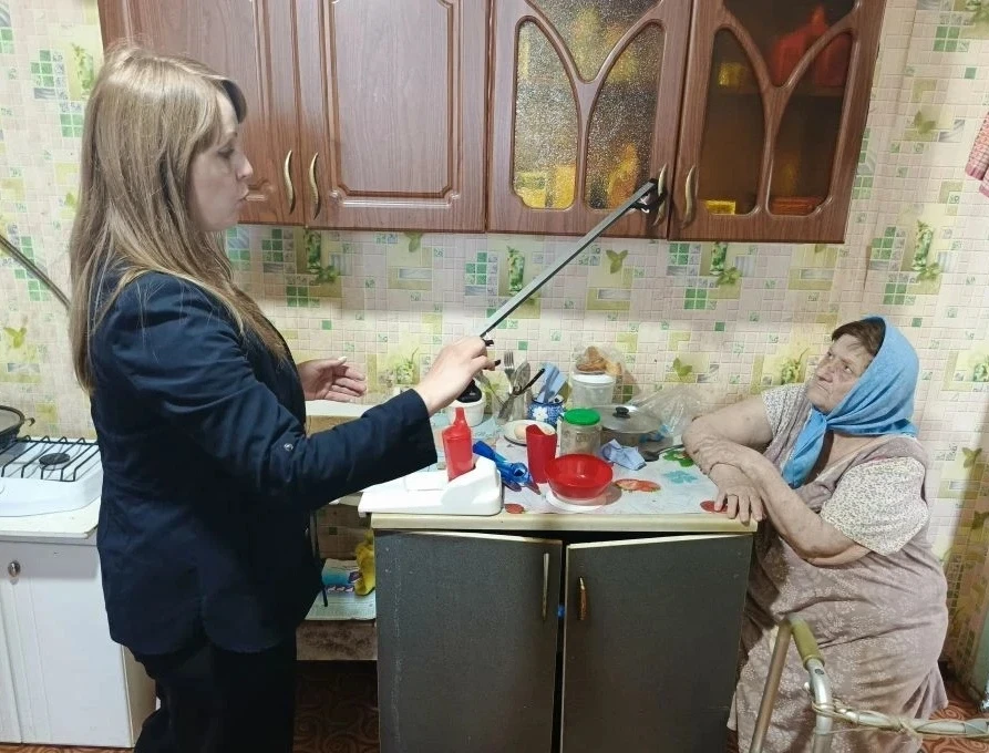 Специалист по социальной работе ГАУ СО КЦСОН Петровского района провел занятие с получа...