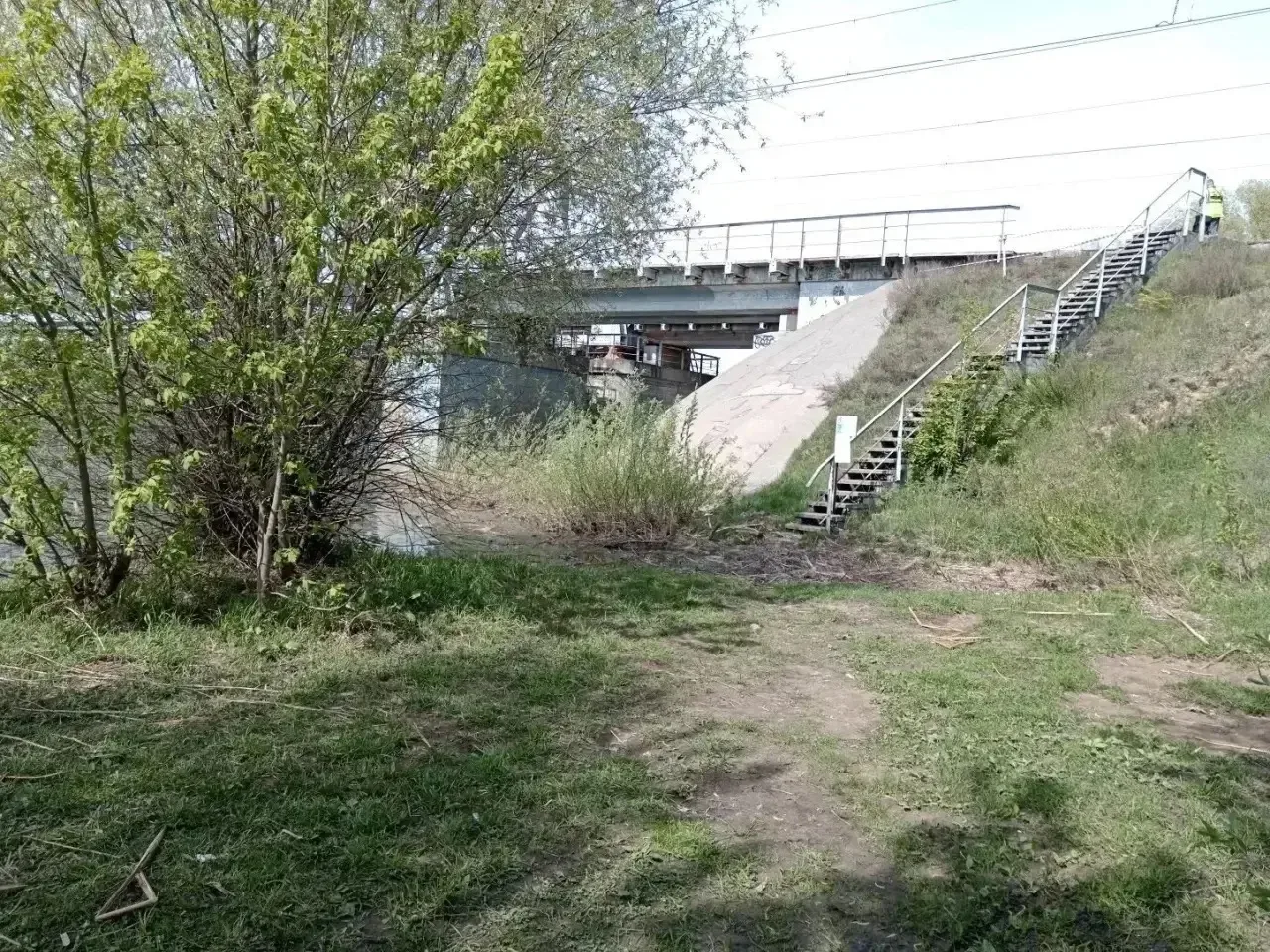 Ни дня без уборки 🌿  В Советском районе продолжается марафон чистоты: активные жители убираются на у