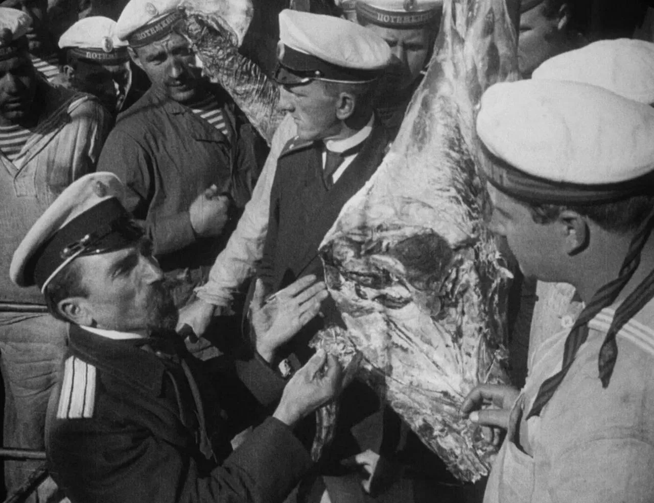 🗓 14 июня 1905 года произошло восстание на броненосце "Князь Потёмкин Таврический".
 
Матросы броне
