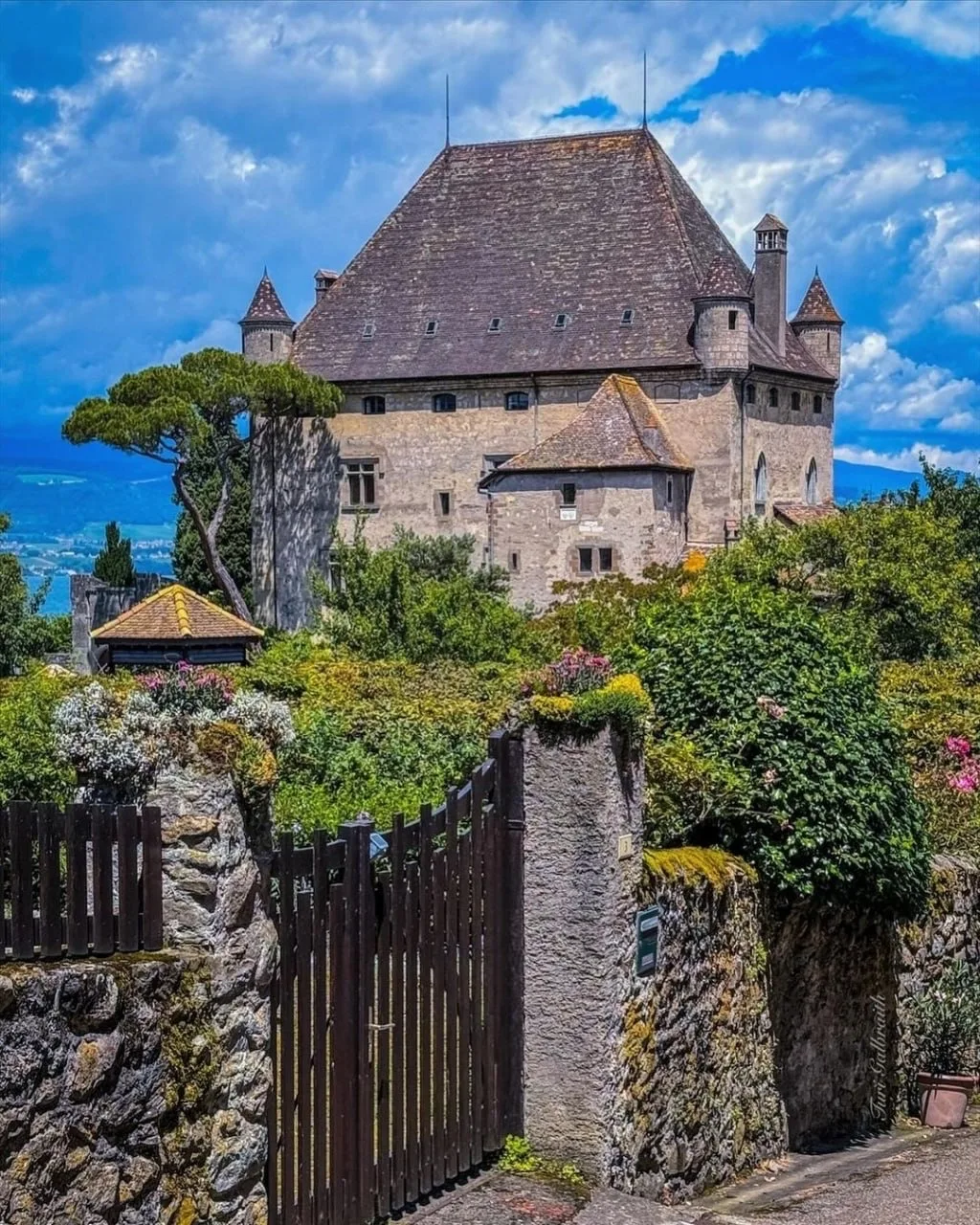 Деревня Ивуар — место, где средневековье застыло в камне! 🏰  На берегу Женевского озера прячется нас