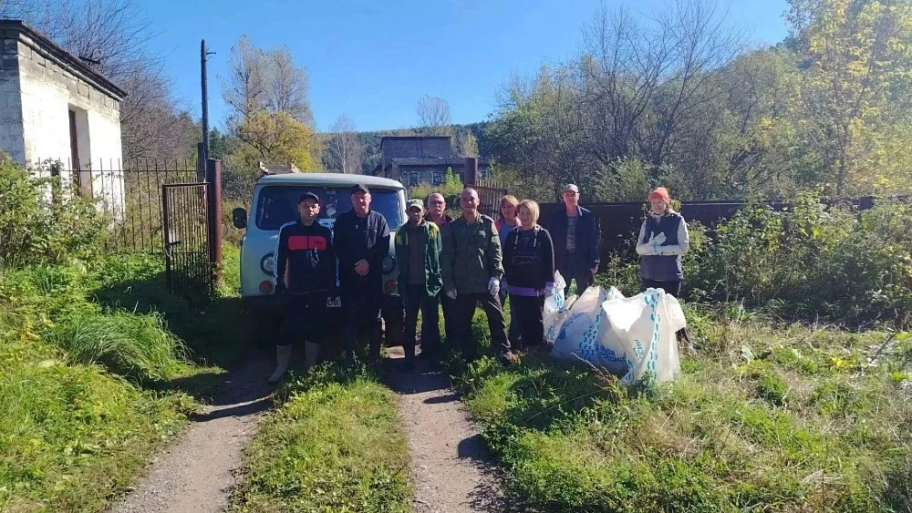 Волонтеры вывезли с берегов реки Ай 20 «кубов» мусора