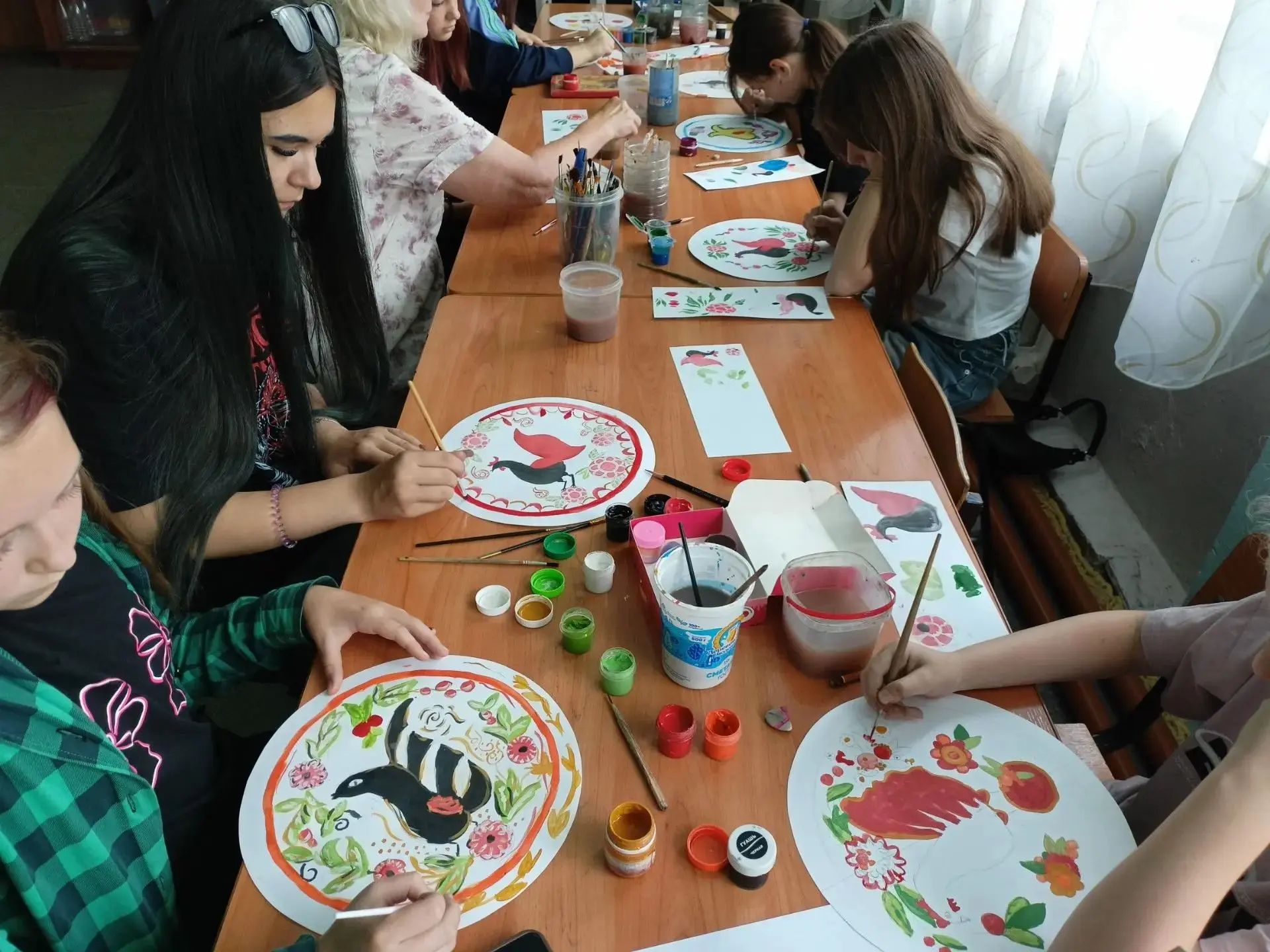 🎨Воспитанники школьного лагеря погрузились в мир русского народного творчества, посетив мастер-клас