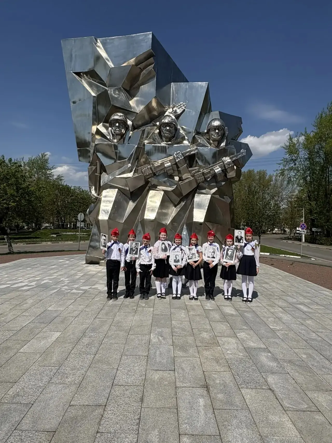 🇷🇺 Вахта памяти: день второй. Продолжаем марафон «Наследники Победы»  Второй день выдался солнечным.