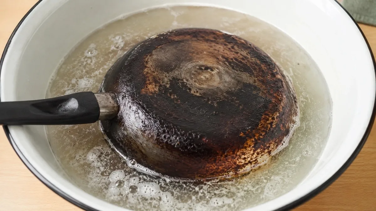 ❗ Секрет чистки старой сковороды: горячий раствор тает нагар как масло