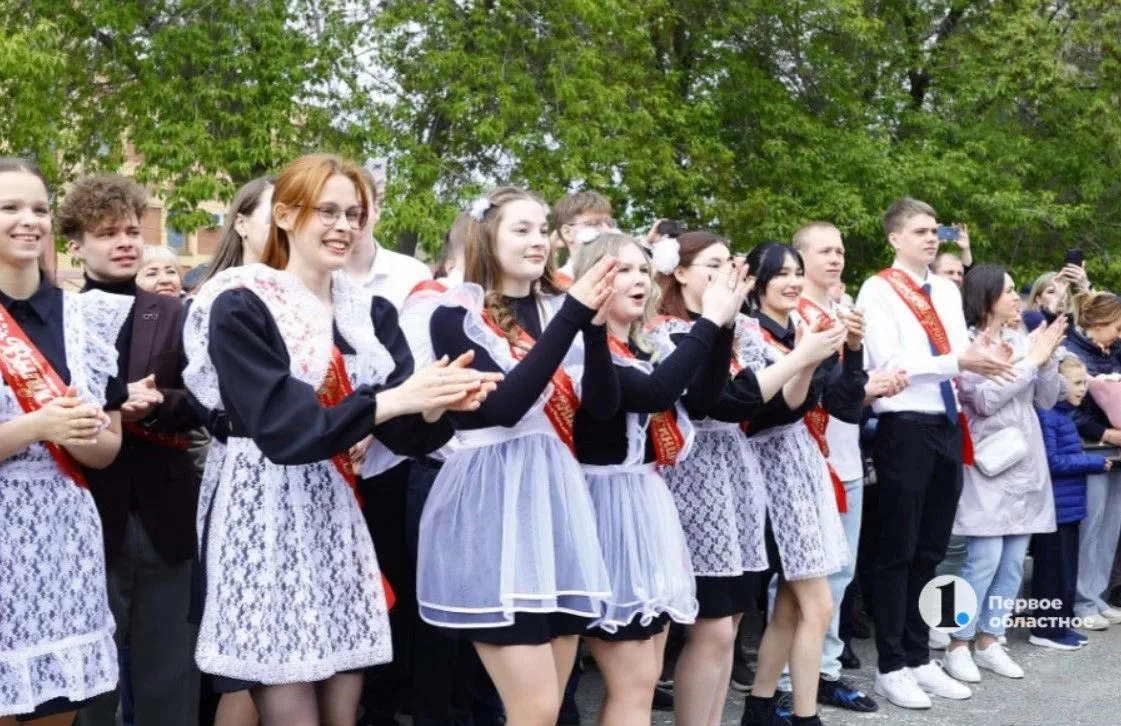 👀В чем не стоит идти на школьный выпускной

Белые пышные платья, глубокое декольте и эпатажные обра