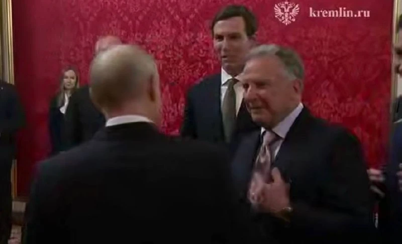 В ходе переговоров с американскими посланниками Владимир Путин раскритиковал киевские в...