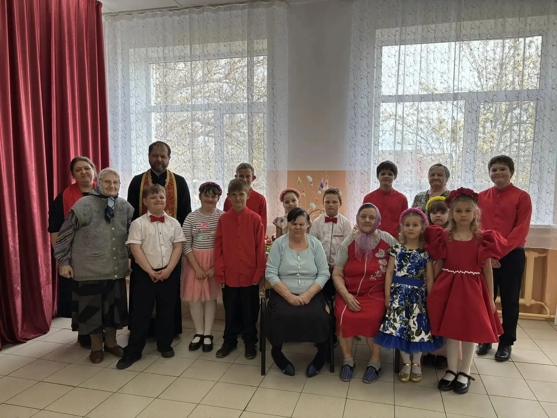 С Пасхальным приветствием обучающиеся объединения "Благовест", в сопровождении настояте...