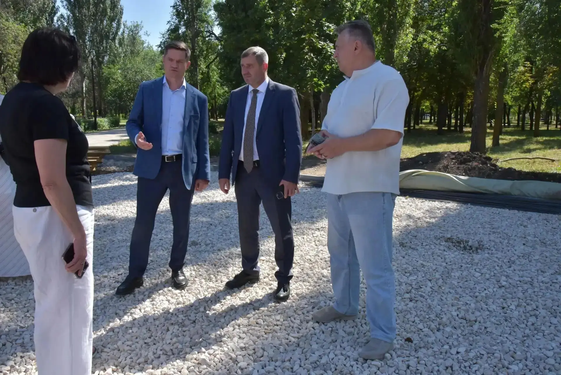 Рабочие начали укладывать плитку на событийной площади в городском парке 

Подрядная организация при