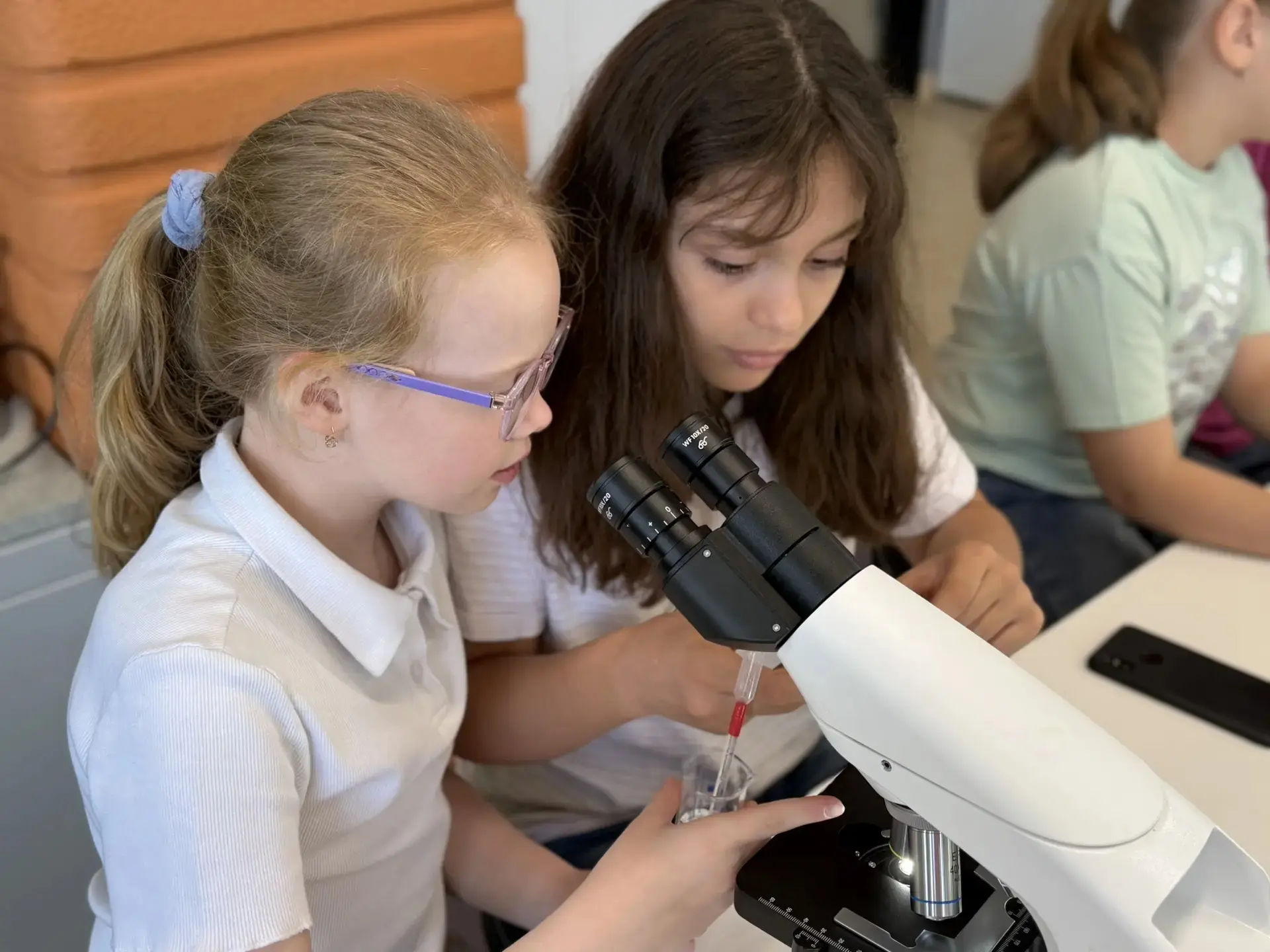 🔬 В современной лаборатории детского технопарка «Кванториум» даже привычная луковица п...