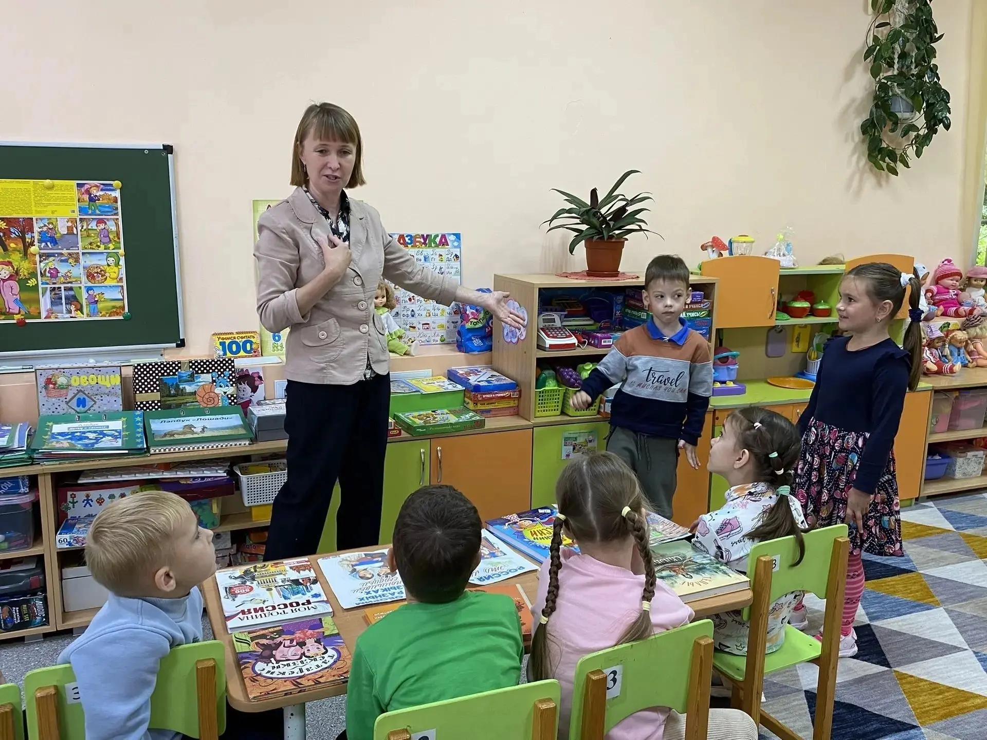 В День языков народов России в Центральной детской библиотеке прошла познавательно-игро...