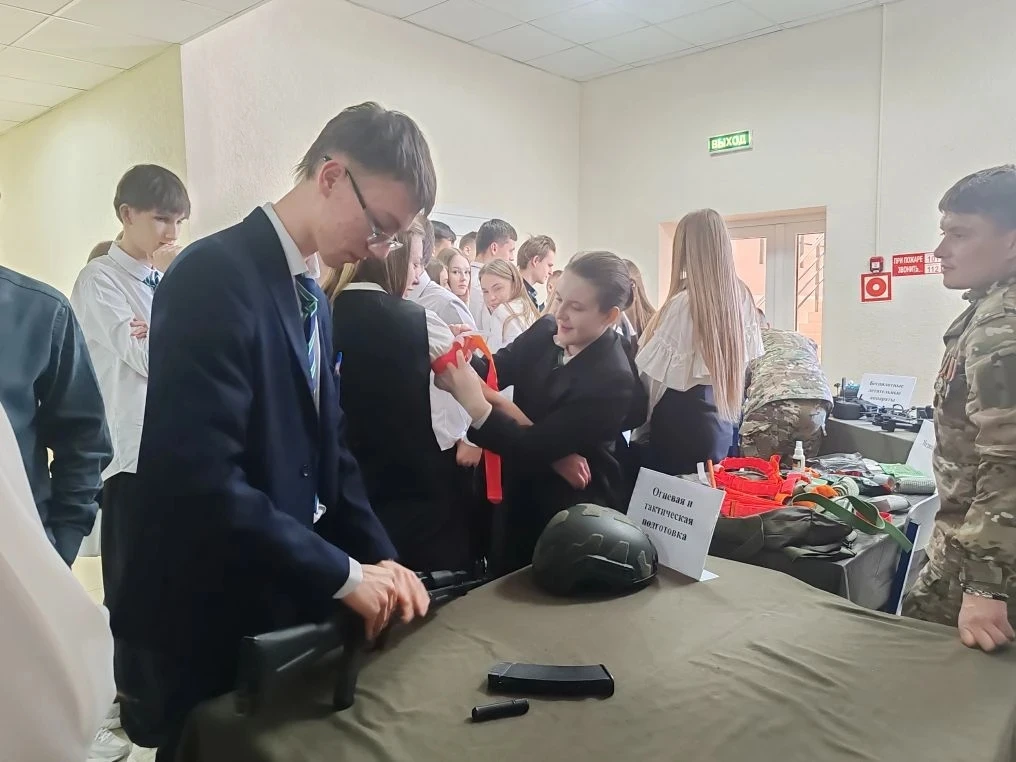 📸✨ Ученики 10-11 классов нашей школы побывали на выставке «Семья Героя» 💥 Здесь они узнали много инт