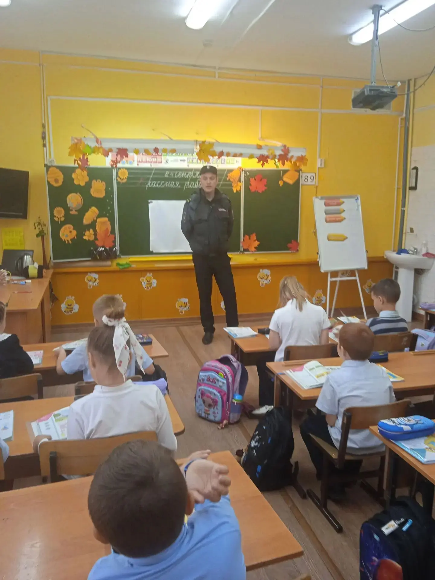 В рамках  " Недели безопасности", в нашей  школе , для первых и пятых классов провëл бе...