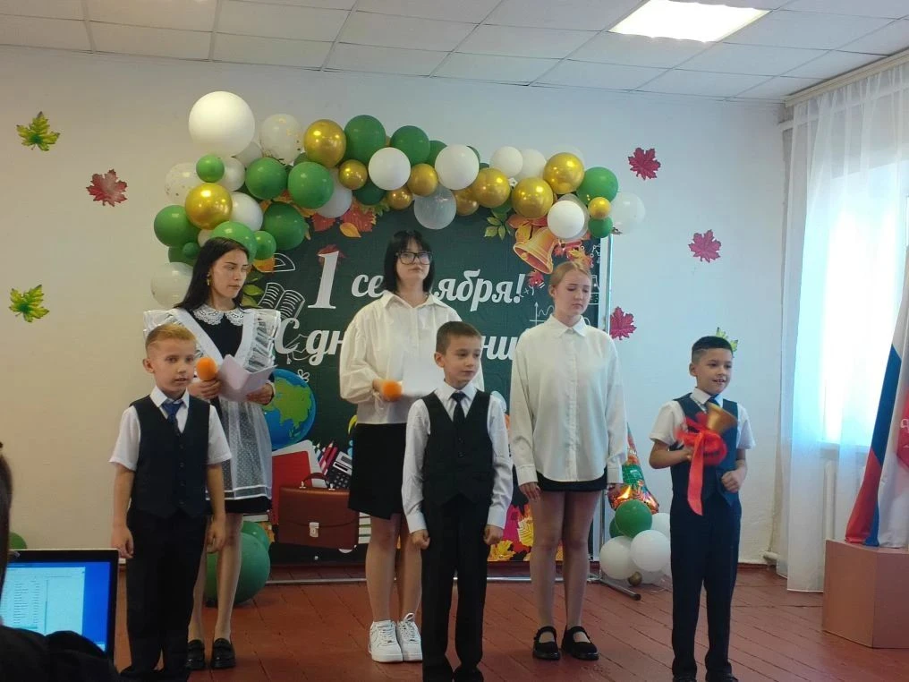 Традиционно 1 сентября в нашей школе проводится торжественная линейка, посвящённая Дню ...