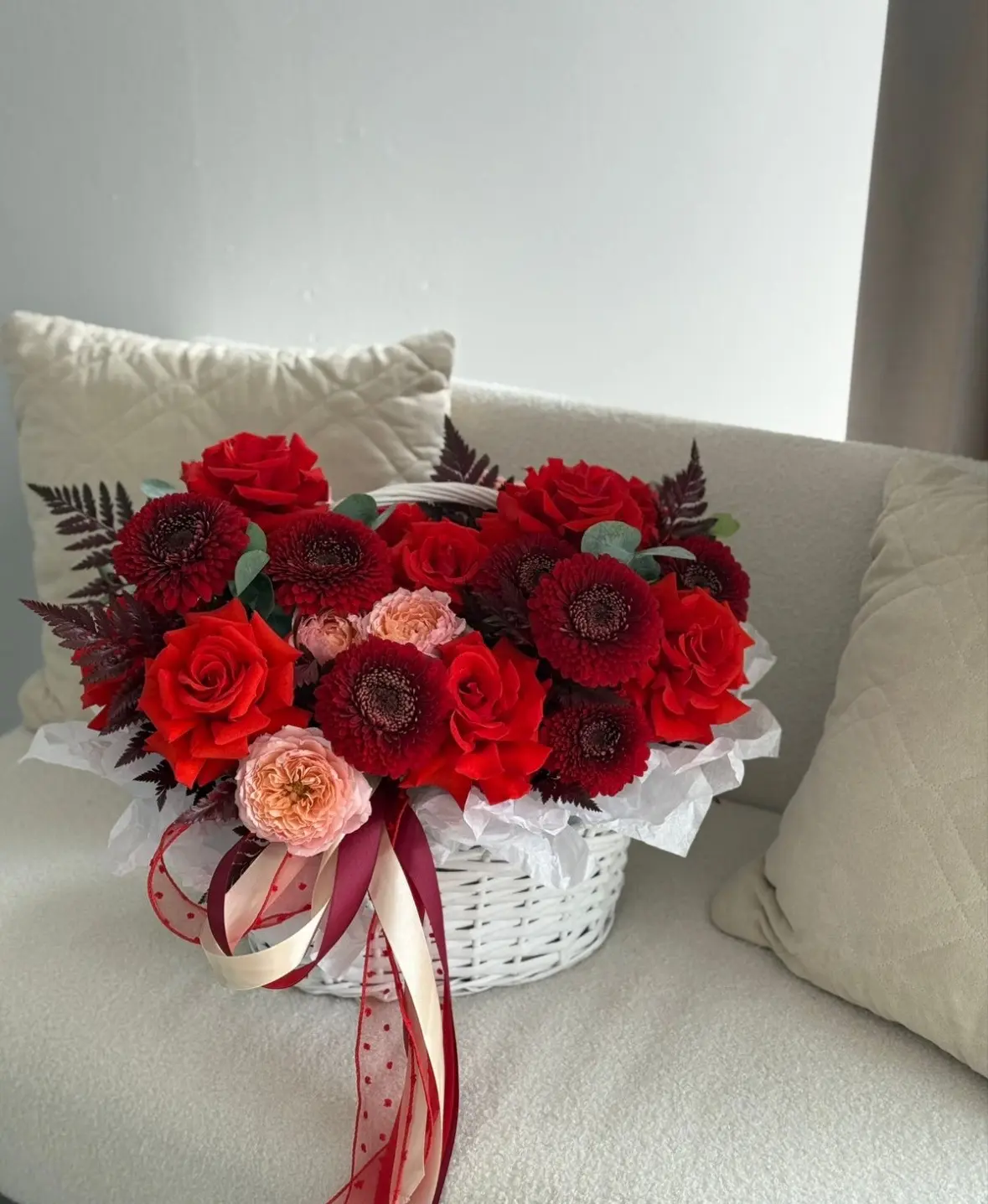 Корзина с красными розами и герберой в стильном оформлении -7030р