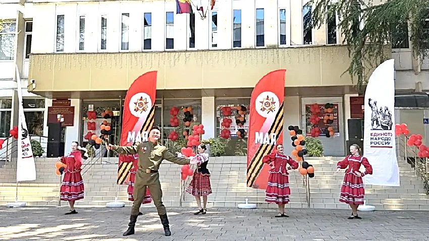 КАК ОТМЕЧАЛИ ДЕНЬ ПОБЕДЫ В СОЧИ   В День Победы выездные агитбригады учреждений культуры выступили с