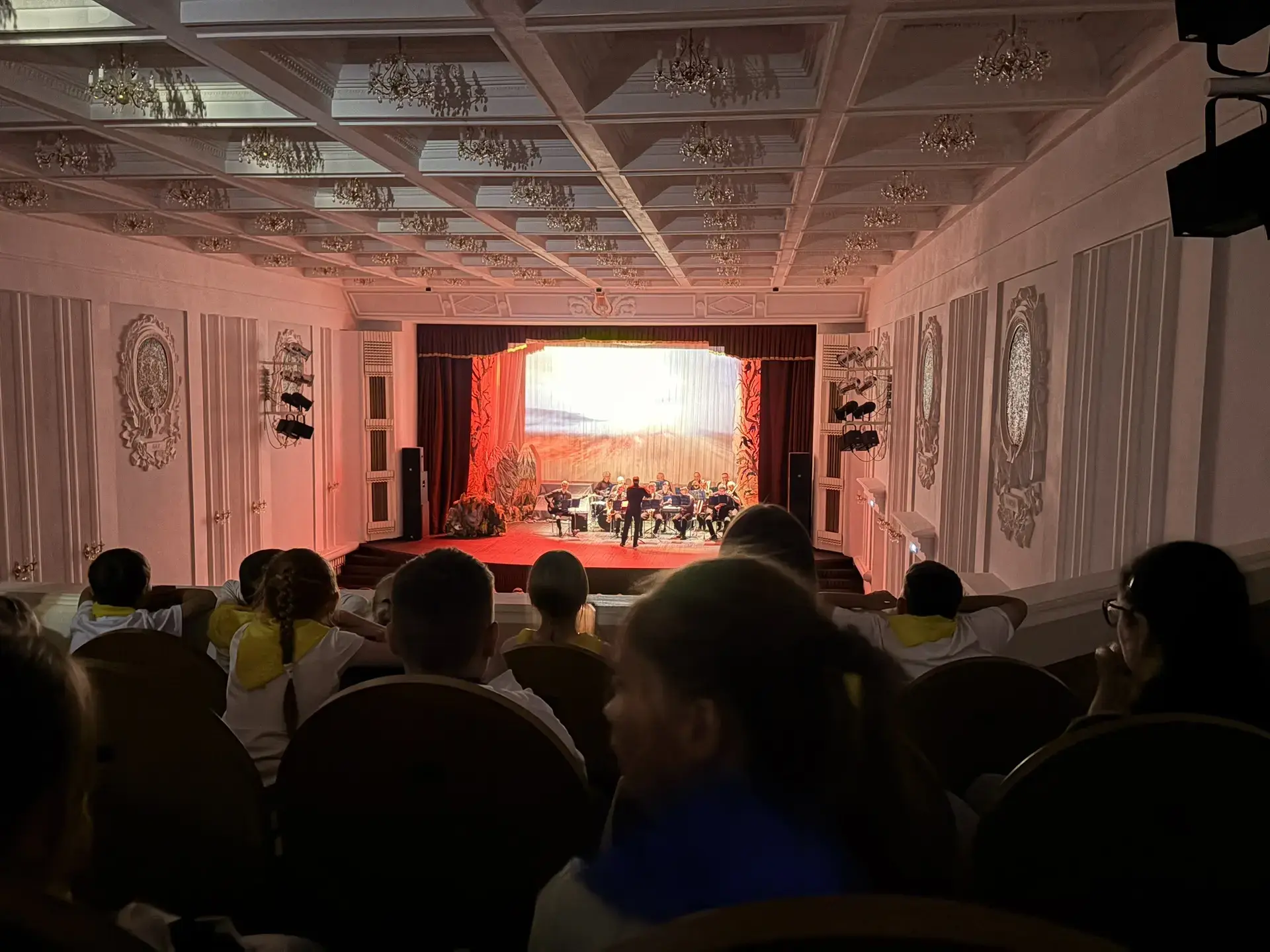 В мире музыки и волшебства! 🎶
Сегодня наш лагерь отправился в настоящее музыкальное приключение! Мы