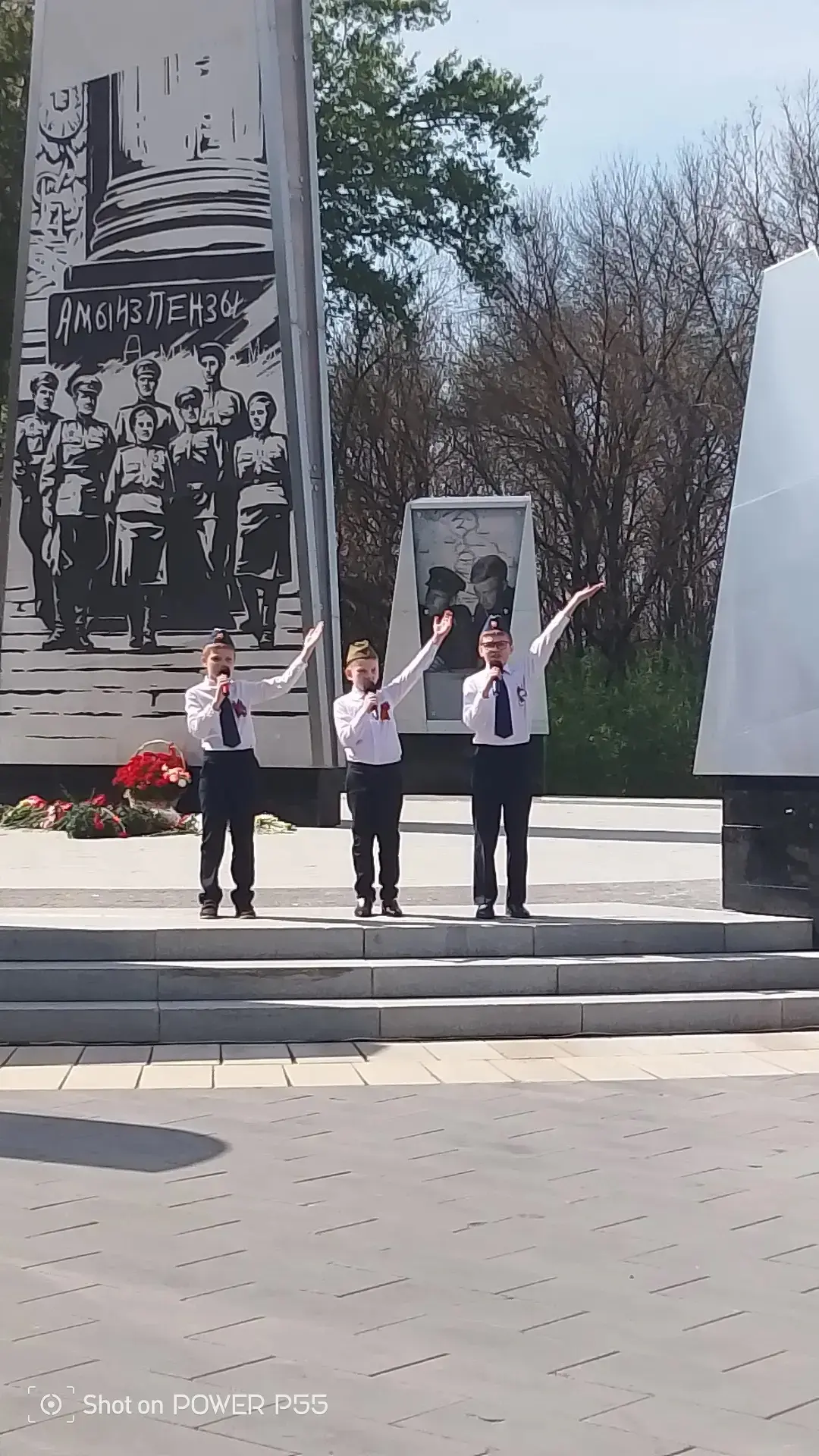 9 мая обучающиеся нашей школы Владимир (6В) и Анатолий (3В) Володины приняли участие в праздничном к