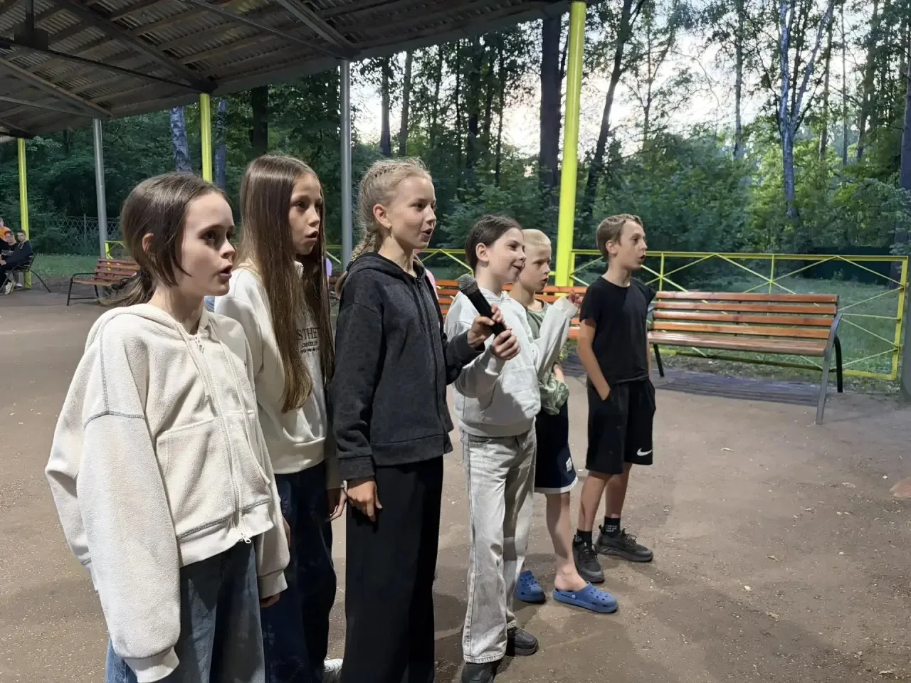 В нашем лагере даже тишина звучит по-особенному. А когда начинается караоке — поют все:...