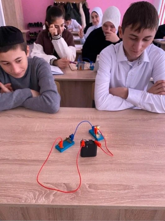 Урок физики а Точке роста 8кл учитель Алиева Р.М.тема : «Электрическая  цепь и ее соста...