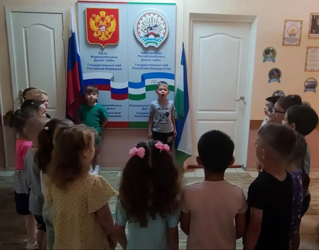 По традиции учебная неделя в нашем детском саду завершилась спуском государственных флагов РФ и РБ. 